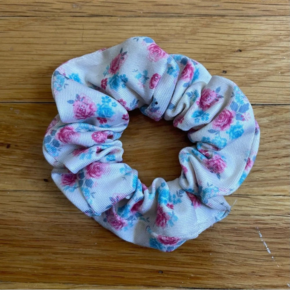 4/$25 Justice Scrunchies 4 Pack Floral - Picture 5 of 6